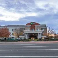 Holiday Inn Express Hotel & Suites Roseville - Galleria Area by IHG, hotel u gradu Rouzvil