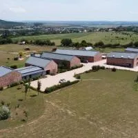 Öregtölgy Apartman, viešbutis mieste Szár