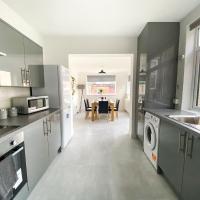 Spacious Contractor House & Luton Town Centre & LLA by Comfy Workers