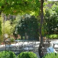 Lou Amourie: Roussillon şehrinde bir otel