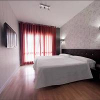 Hostal Un Punto Chic-Joaquin Costa, hotel in Huesca