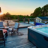 Fire Pit * Pool * Hot Tub * Fishing Pond w/ Jon Boat, hotel perto de Pickens County - LQK, Easley