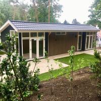 Modern chalet with dishwasher, located in a holiday park in nature, hotel in Hoenderloo