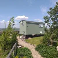The Buteland Stop Rosie off grid Shepherds Hut, hótel í Bellingham