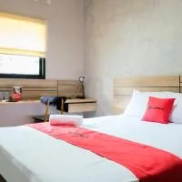 RedDoorz near Trans Studio Mall Cibubur 3, hotelli kohteessa Bogor