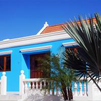 Blue Cunucu Villa With Pool, hotel in Noord
