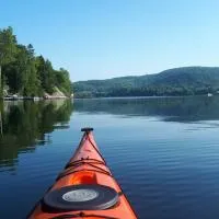 Le Nid doré sur le lac (Golden Nest on the lake)، فندق في Val des Monts