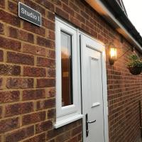 Studio-1-Staines/Heathrow/London-own entrance, hotel in Staines