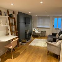 Cosy and Contemporary Cottage, hotel in Uckfield