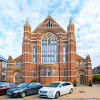 St Barnabas Church luxury apartment with Boutique D&M Serviced Accommodation