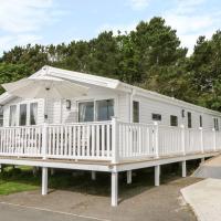 Charming lodge located on Cayton Bay Holiday Park