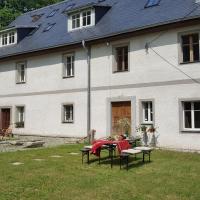 Spacious mansion in Janowice Wielkie with swimming pool, hotel in Janowice Wielkie