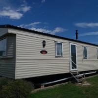 Beautiful 2013 Model Static Caravan Holiday Home, hotel in Clacton-on-Sea