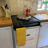 Cosy North Norfolk cottage with wood-burner, hotel in Roughton