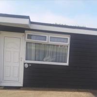 2 Bedroom Chalet near the Beach, hotel in Brading