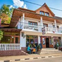 Casa Albă، فندق في Baia de Aramă