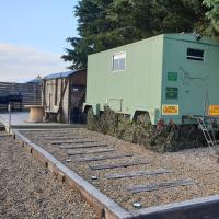 Stunning Vintage Train Carriage & Military Wagon, hotel in Beccles