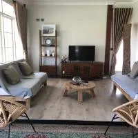 Super Wonderful 5 bedrooms with Bathroom Villa Marion Tomohon, hotel a Tomohon