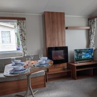 Caravan nearby Hastings Coghurst Hall Park, hotel in Guestling