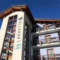 Laghetto Alpine Hotel & Restaurant: Brusson şehrinde bir otel