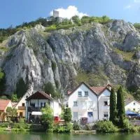 에싱에 위치한 호텔 Cafe Altmühl, Ferienwohnungen Gästehaus Krimhilde direkt am Wasser