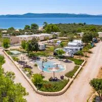 Mobile Homes at Camping Ugljan Resort, hotel di Ugljan