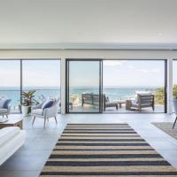Luxurious Designer Home With Sweeping Ocean Views, hotel in Bilgola