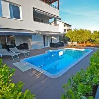 Apartment 2 with the swimming pool, hotel u gradu Turanj