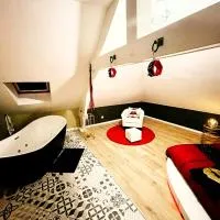 Douchy-les-Mines में, होटल Redroom Loveroom Chambre Spa privative Insolite Thème 50 nuances de grey