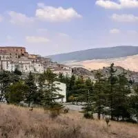LE ORIGINI casa in borgo tipico lucano, hotel sa Trivigno