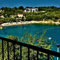 VILLAMAR beachfront apartments with FREE private parking, hotel i Rabac