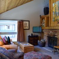 Remodeled 2 Bedroom East Vail Condo 6G with Hot Tub Market Free Shuttle, hotel in Vail