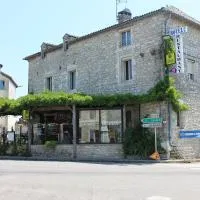 Logis Hotels- Auberge de la Tour - Hôtel et restaurant، فندق في Sauzet