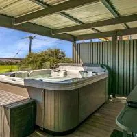 Gokus Shack Rural and water views with a spa, hotel v mestu Corinella