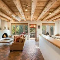 Santa Fe में, होटल Foothills Retreat- Patios, Rooftop Deck, Quiet, 2BR