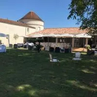 Le Logis du Péré، فندق في Saint-Coutant-le-Grand