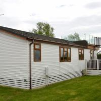 Beautiful 2-Bed lodge with hot tub and saunain Ely, hotel in Ely