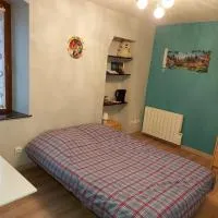 Chambre dans un écrin de verdure,Bachant的飯店