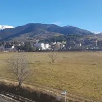 Loft mansardé du train jaune avec vue sur les montagnes، فندق في ساياغوز