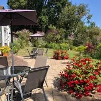 Trumbles Gatwick B&B, Peaceful Stay with Parking & Easy Airport Access, hotel en Charlwood