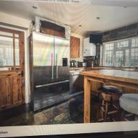 Stunning 4-Bed Cottage, hotel in Kidderminster