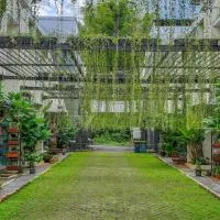 The Peak Guest House, hotel sa Jember