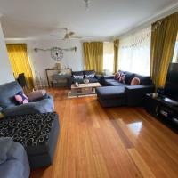 Gunnas Oasis - A peaceful spacious hood with a private study/lounge, hotel in Mount Waverley