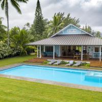 Gorgeous Renovated 1937 Plantation Style Beach House 50 Steps to the Center of the Beach home, hotel in Kailua