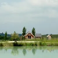 Shanti Lac Cabanes gîtes insolites et espace bien-être Bordeaux，Berson的飯店