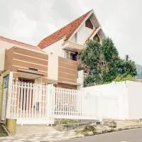 RedDoorz at WR Supratman Batu，巴圖的飯店