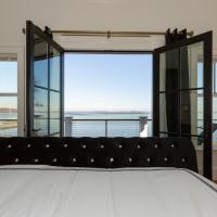Luxury Oceanfront Bayside Jewel, отель в городе Куинси