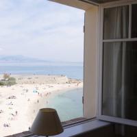 BORD DE MER - AC, WIFI, chic, sea view, beach 2 minutes walk, hotel v mestu Antibes