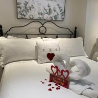 Romantic Riverside Suite in Elora, hotel in Elora