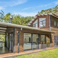 Charming Avoca Beach Home with Sublime Outdoor Space, hotel in Avoca Beach